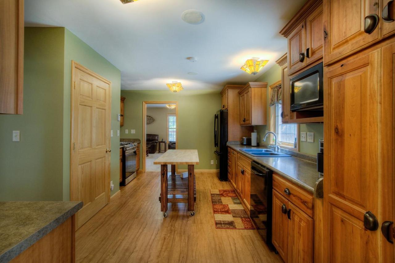 Eagle Pine Lodge Къстър Екстериор снимка