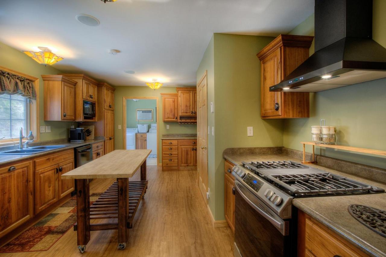 Eagle Pine Lodge Къстър Екстериор снимка